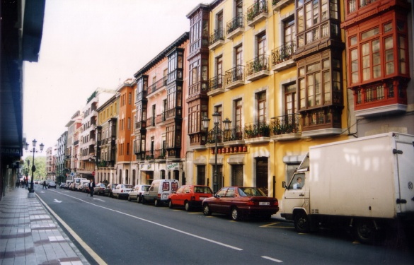 Calle Campomanes, hoy (arquitecturadeoviedo.blogspot.com.es)